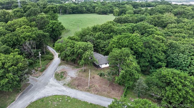 5595 S 4405 Road, Locust Grove, OK 74352