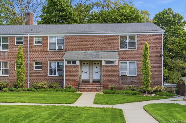 83 Edwards Street 2A, Roslyn Heights, NY 11577