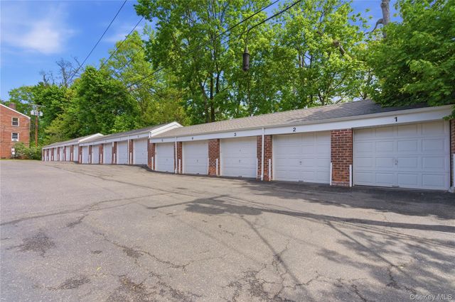83 Edwards Street 2A, Roslyn Heights, NY 11577