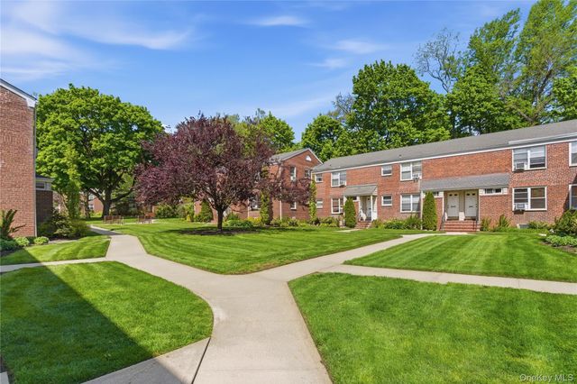 83 Edwards Street 2A, Roslyn Heights, NY 11577