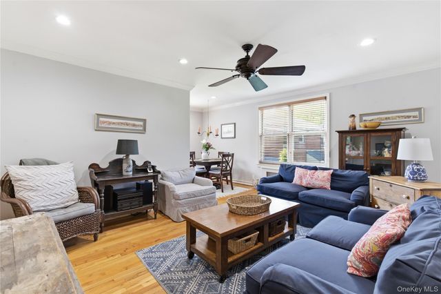 83 Edwards Street 2A, Roslyn Heights, NY 11577