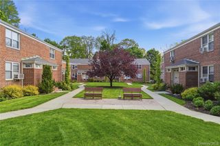 83 Edwards Street 2A, Roslyn Heights, NY 11577