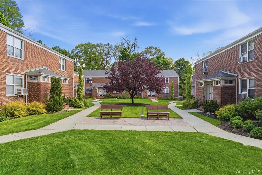 83 Edwards Street 2A, Roslyn Heights, NY 11577