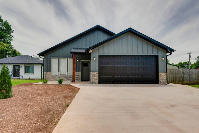 2946 W Olive Street, Springfield, MO 65802