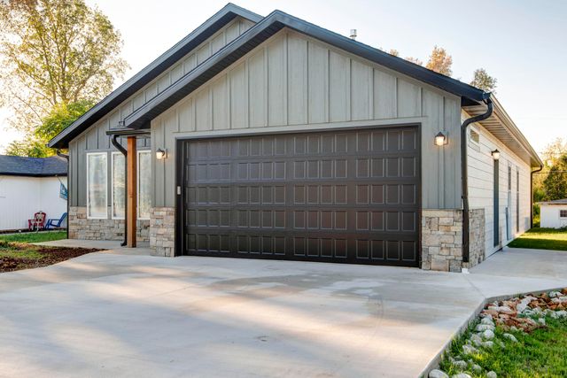 2946 W Olive Street, Springfield, MO 65802