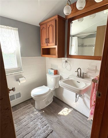 102 Carnold Dr, Munhall, PA 15120