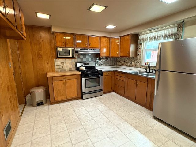 102 Carnold Dr, Munhall, PA 15120