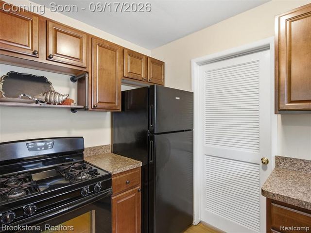 1840 S Lake Court, Novi, MI 48377