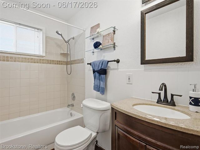 1840 S Lake Court, Novi, MI 48377