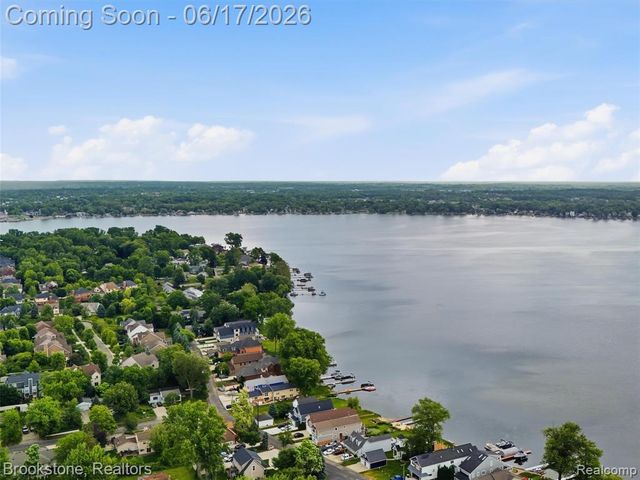 1840 S Lake Court, Novi, MI 48377