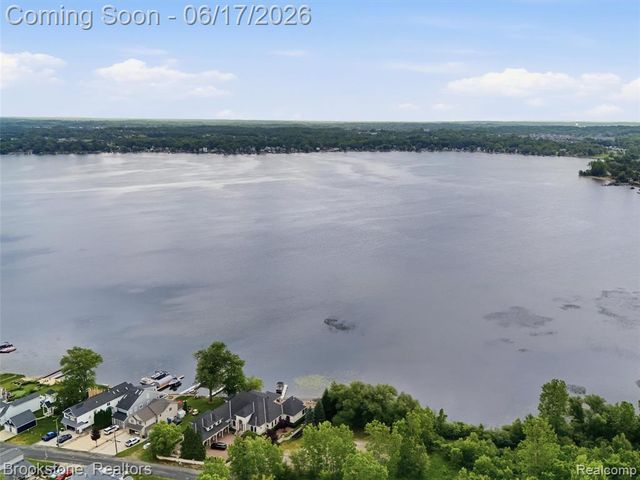 1840 S Lake Court, Novi, MI 48377