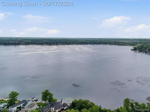 1840 S Lake Court, Novi, MI 48377