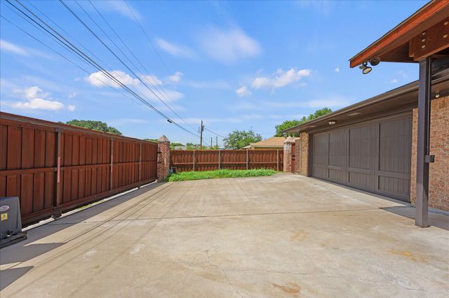 5429 Enderly Place, Dallas, TX 75227