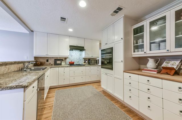 906 Bay Oaks Road, Houston, TX 77008