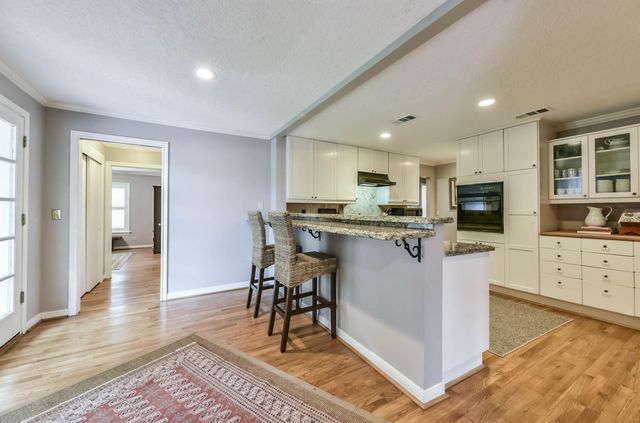 906 Bay Oaks Road, Houston, TX 77008