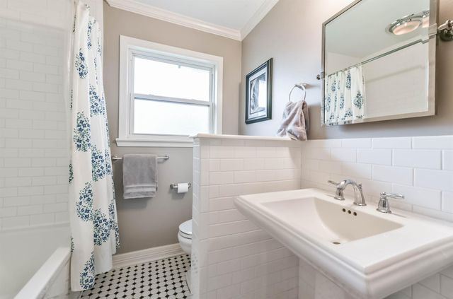 906 Bay Oaks Road, Houston, TX 77008