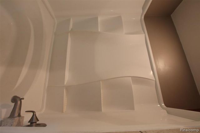 7044 Desmond Road, Waterford, MI 48329