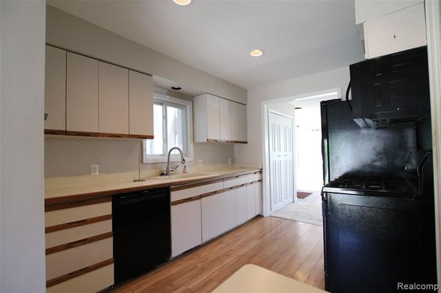 7044 Desmond Road, Waterford, MI 48329