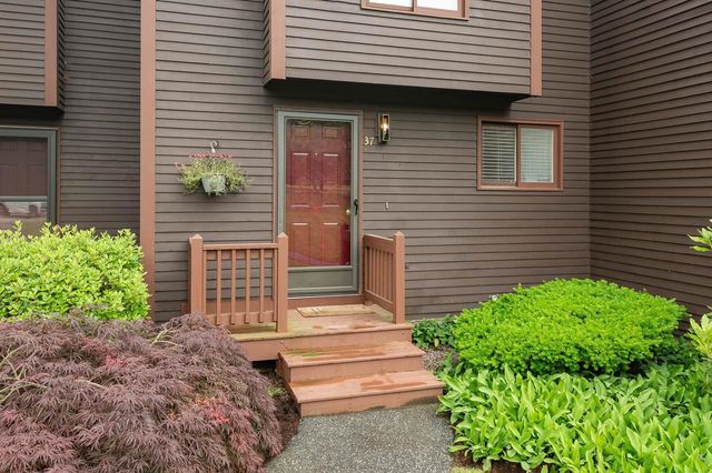 37 Thornhill Road, Stratham, NH 03885