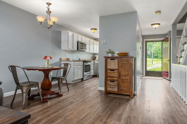 37 Thornhill Road, Stratham, NH 03885