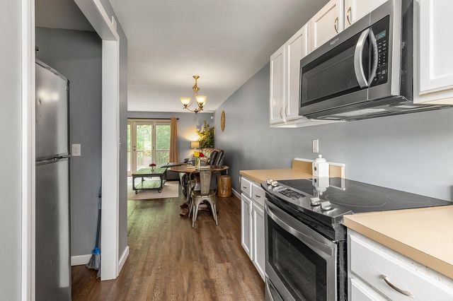 37 Thornhill Road, Stratham, NH 03885