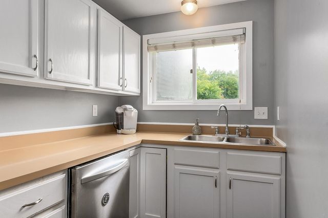 37 Thornhill Road, Stratham, NH 03885