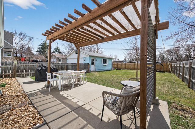 1200 Leland Road E, Maplewood, MN 55109