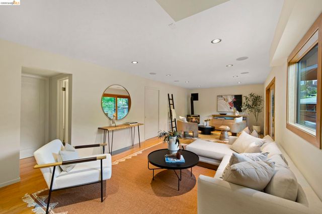 6476 Valley View Rd., Oakland, CA 94611