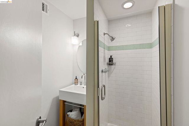 6476 Valley View Rd., Oakland, CA 94611