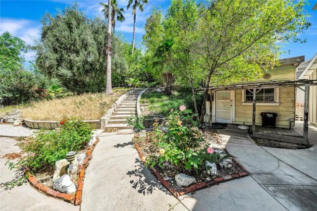 20555 Dumont Street, Woodland Hills, CA 91364