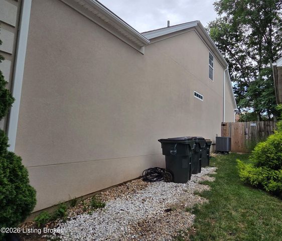 8408 Biggin Hill Ln, Louisville, KY 40220