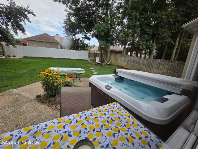8408 Biggin Hill Ln, Louisville, KY 40220