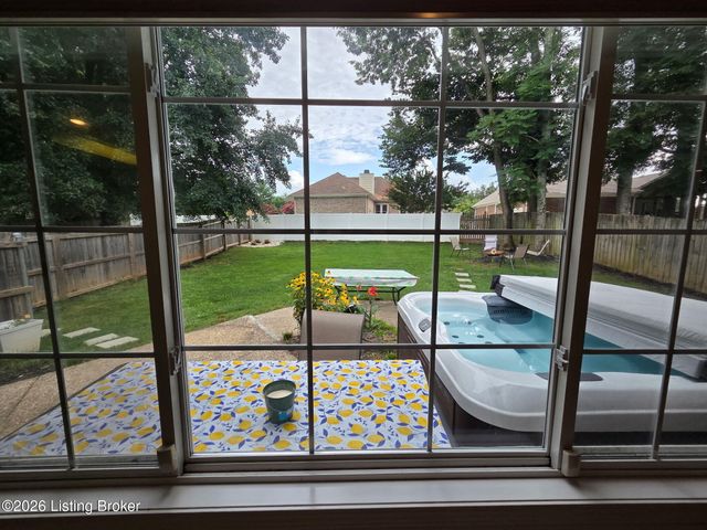8408 Biggin Hill Ln, Louisville, KY 40220