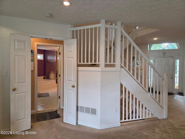 8408 Biggin Hill Ln, Louisville, KY 40220