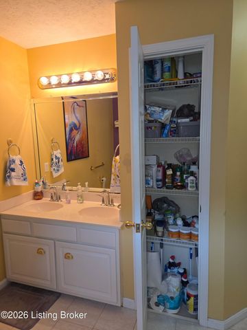 8408 Biggin Hill Ln, Louisville, KY 40220