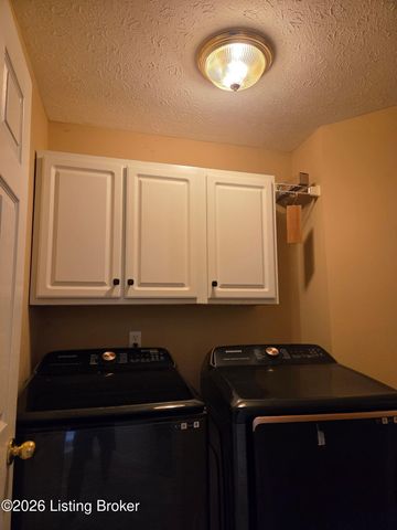 8408 Biggin Hill Ln, Louisville, KY 40220