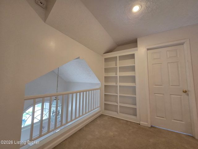 8408 Biggin Hill Ln, Louisville, KY 40220