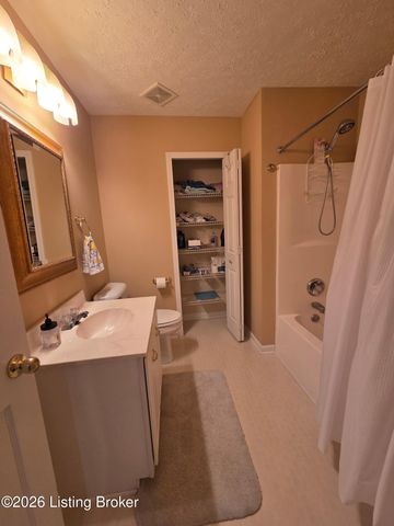 8408 Biggin Hill Ln, Louisville, KY 40220