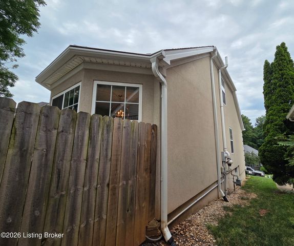 8408 Biggin Hill Ln, Louisville, KY 40220