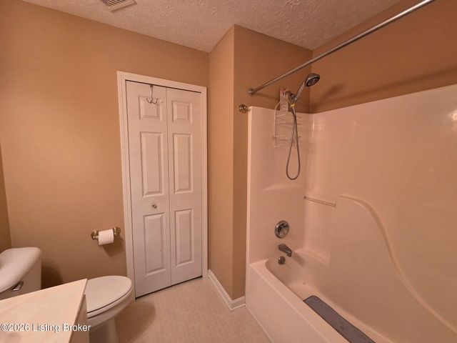 8408 Biggin Hill Ln, Louisville, KY 40220