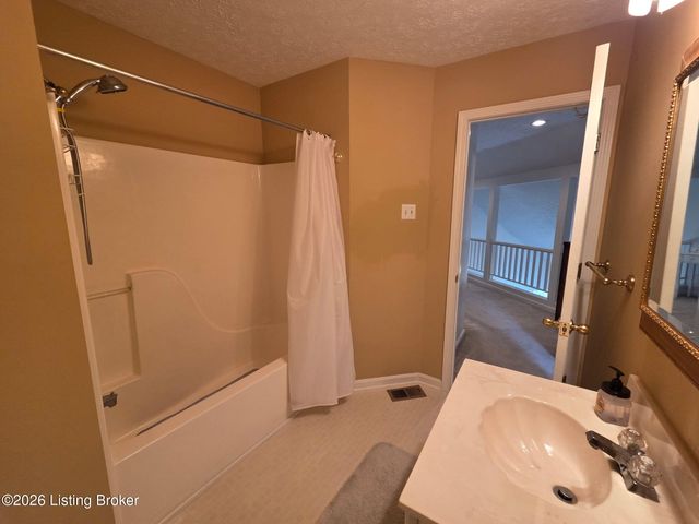 8408 Biggin Hill Ln, Louisville, KY 40220