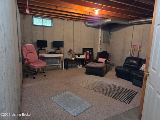8408 Biggin Hill Ln, Louisville, KY 40220