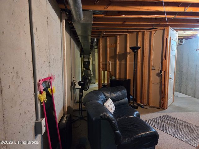 8408 Biggin Hill Ln, Louisville, KY 40220
