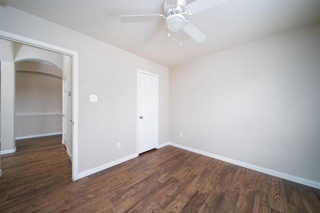 1014 Shadow Glenn Drive, Conroe, TX 77301