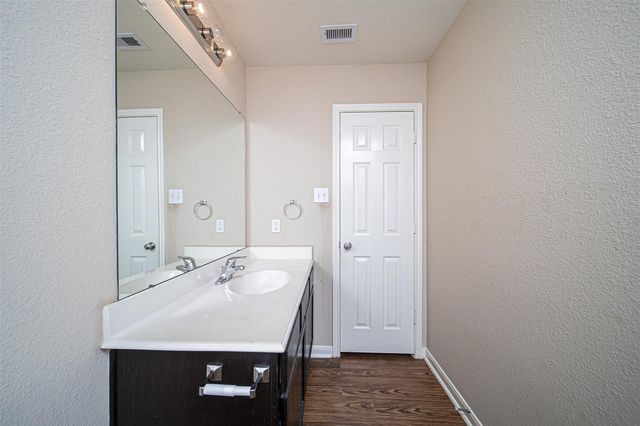 1014 Shadow Glenn Drive, Conroe, TX 77301