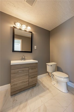 28 Farley St, South Strabane, PA 15301