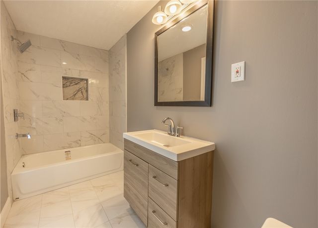 28 Farley St, South Strabane, PA 15301