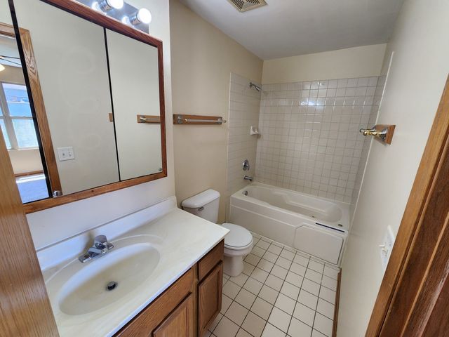 2363 E 70th Place B, Chicago, IL 60649