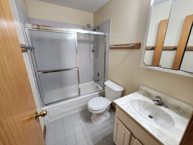 2363 E 70th Place B, Chicago, IL 60649
