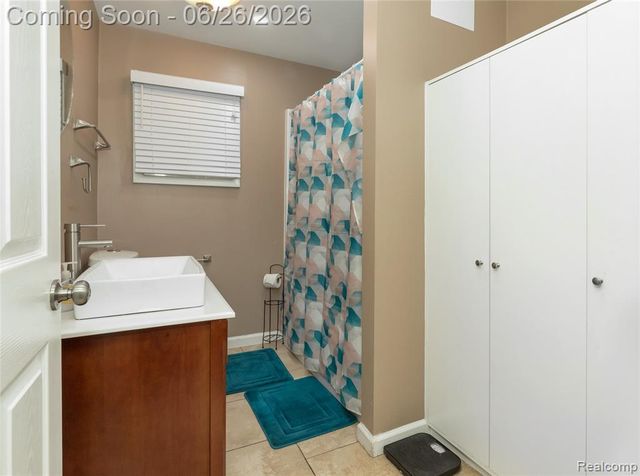 22400 Leewright Avenue, Southfield, MI 48033